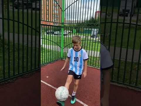 Как научиться чеканить мяч | how to learn to stuff the ball #challenge #football #footballshorts