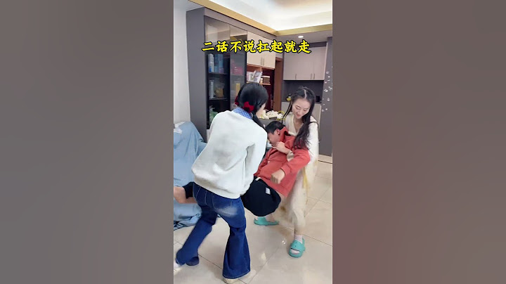 当女儿看到爸爸欺负妈妈，拿起凳子砸向坏蛋爸爸！#搞怪 #funny #高能段子手 #搞笑 #comedy #沙雕剧情 #正能量 #保护妈妈