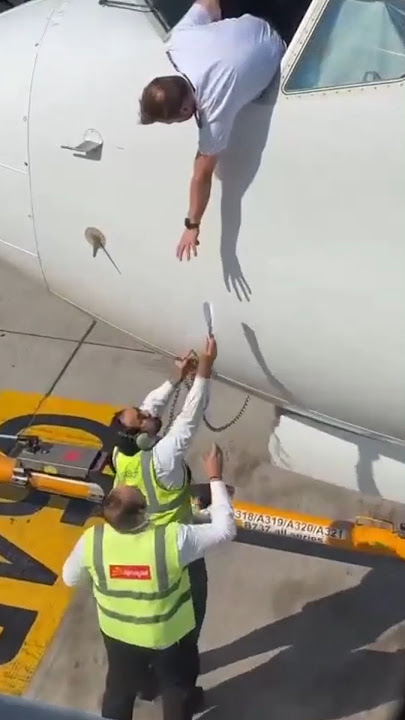 Pilot Susah Meraih Surat dari Petugas Bandara | Aksi Kocak di Pesawat #airportlife #viral #shorts