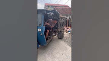 Cậu bé lái công nông đổ cát #truckdump  suýt bị lật xe