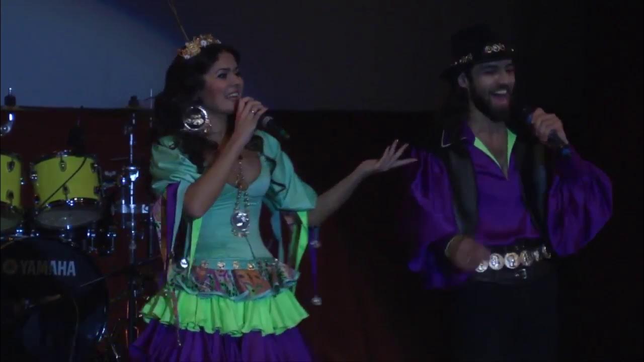 Цыганский ансамбль на свадьбу. Цыганский ансамбль осенняя роса. Леонсия эрденко в купальнике. Голос цыганская песня. Цыганский концерт.