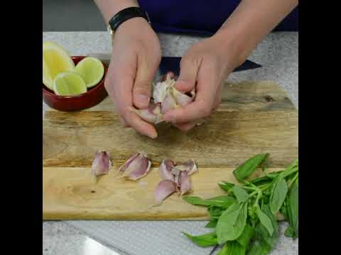 How to Cut Garlic | Foodbank WA #FoodSensations - YouTube