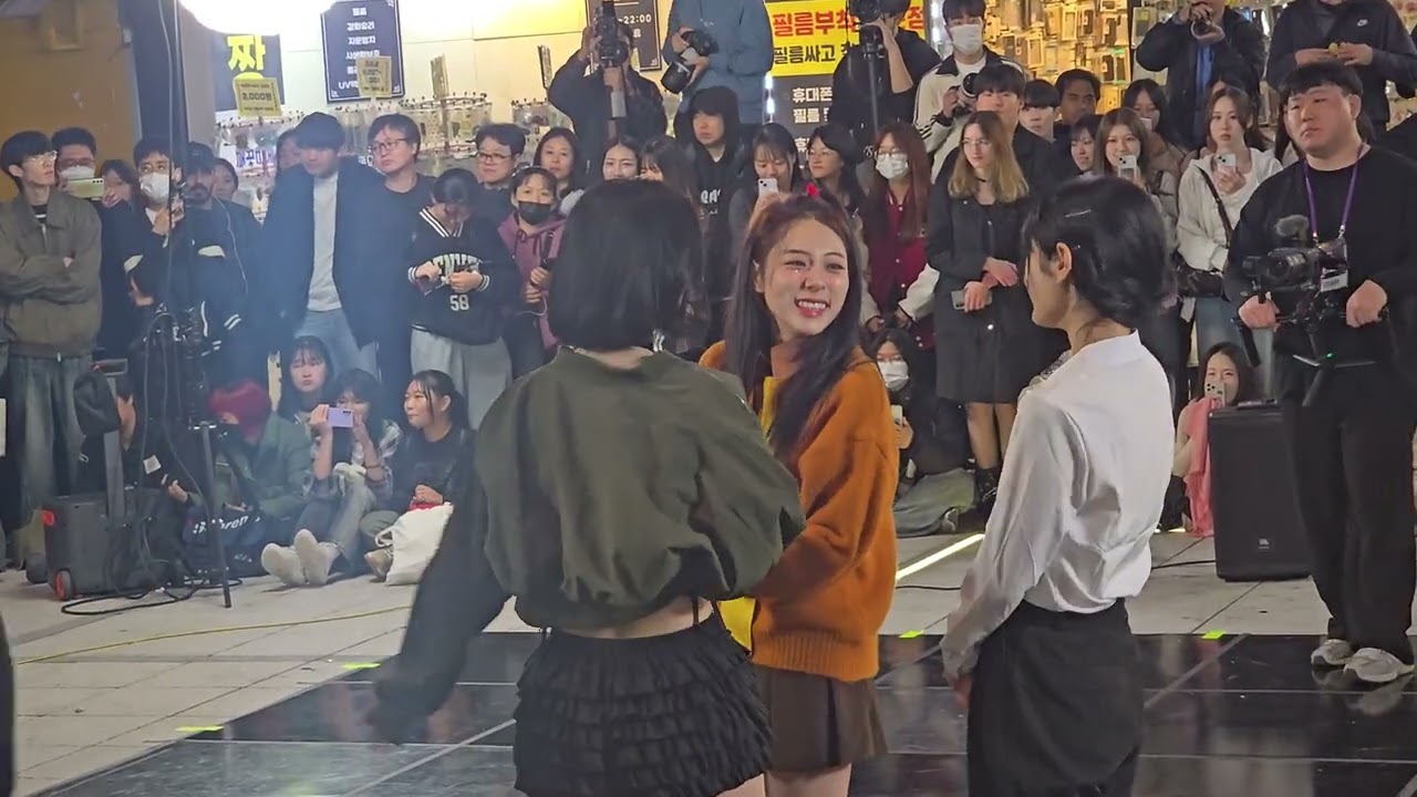 251026 아트비트(ARTBEAT) (혼성) 신촌버스킹 커버댄스(ALLDAYPROJECT - FAMOUS) 