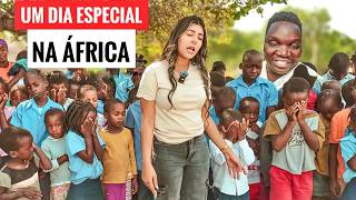 BRASILEIRA EM UMA ALDEIA SEM LUZ 💡 INTERNET E ÁGUA NA ÁFRICA SE SURPREENDE COM OS MORADORES 🇲🇿👰🏼‍♀️🤎