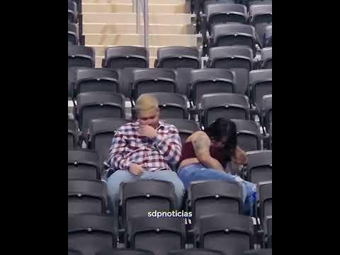 Pareja se queda dormida durante concierto de Grupo Firme ? en Estados Unidos ??