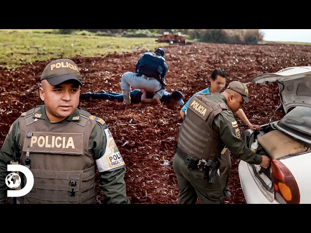 Suspeitos que tentaram fugir das autoridades | Operação Fronteira: América do Sul | Discovery Brasil class=