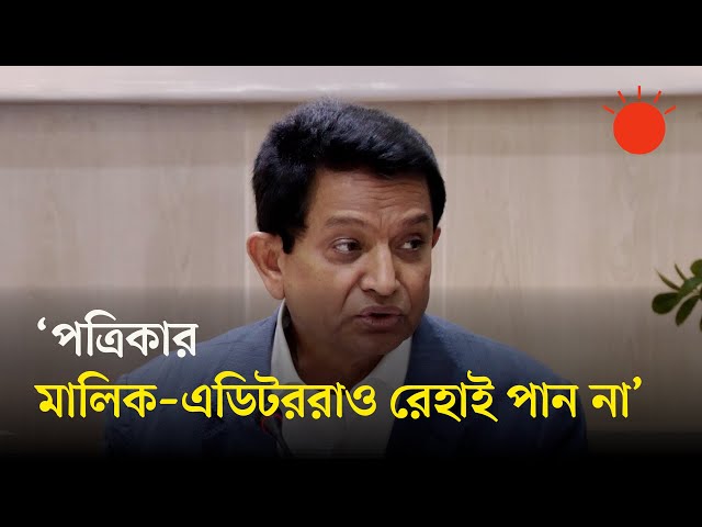 Sariq mushuk va eshak becerdin oladi Yalangoch kaltakning yaqindan surati