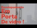 Aplicar adesivo em porta de vidro usando água