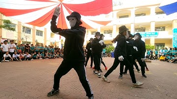 Tiết mục nhảy Flashmob đặc sắc của học sinh lớp 11A2 Trường THPT Nguyễn Văn Linh