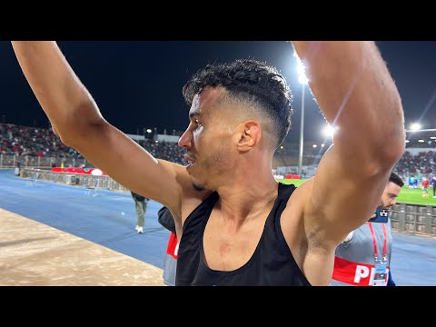 لقطة للتاريخ لاعبو المنتخب يصالحون حركاس مع جمهور وجدة وجمال يعتذر ويهديهم قميصه