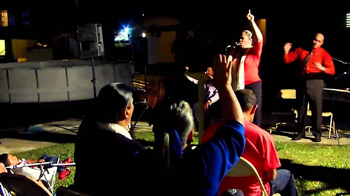 HERMANA JANET RAMOS CANTANDO ALABANZA POR LA VA DO...