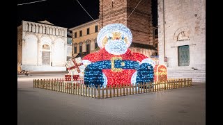 Il Babbo Natale gigante nel centro storico di Pietrasanta #luminarie