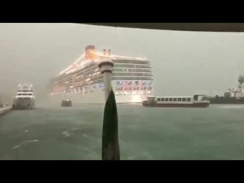 Burrasca a Venezia: nave da crociera rischia la collisione