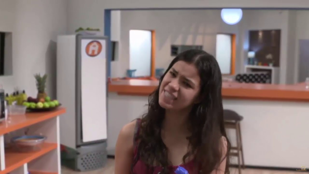 SILVIA limpiando con humor el desorden de sus compañeros de La Academia 2018