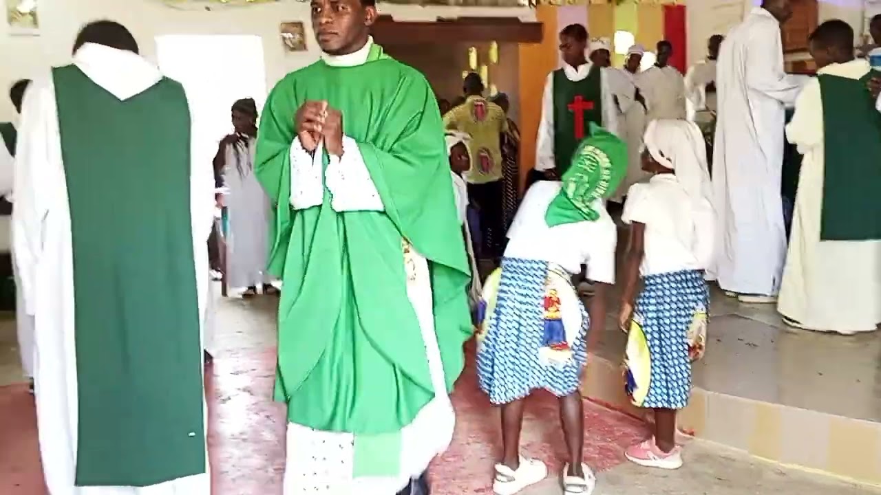 QUASI-PAROISSE LES SAINTS ANNE ET JOACHIM DE MEKAMBO. CHANT DU NOTRE PÈRE. PENDANT LA MESSE.