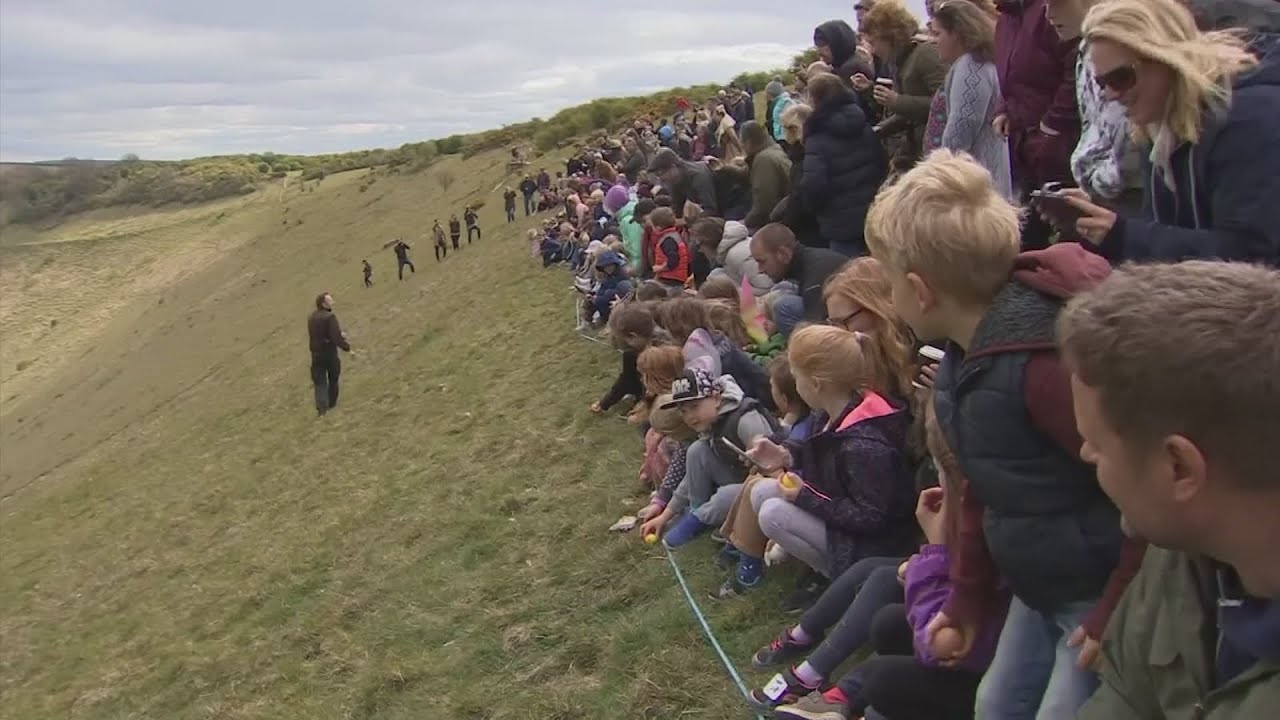 Egg-cellent: Hundreds gather for annual egg rolling competition ...