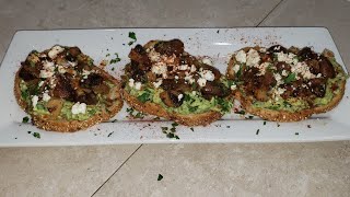 Tostadas con avocado y hongos(crostini w/avocado and champiñones)