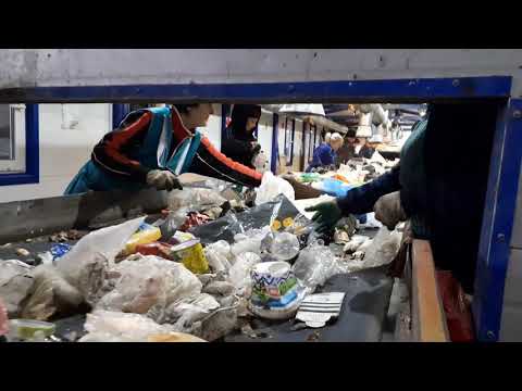 Сортировка мусора на полигоне в Черкесске