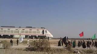 زوار العراقين يقطعون سكة القطار ويقوفونه!!!!؟