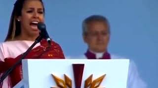 Maia cantando el salmo en la misa del Papa Resimi