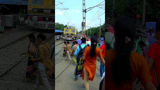 Crowd Railroad Crossing Indian Local Train Video Train Video In India