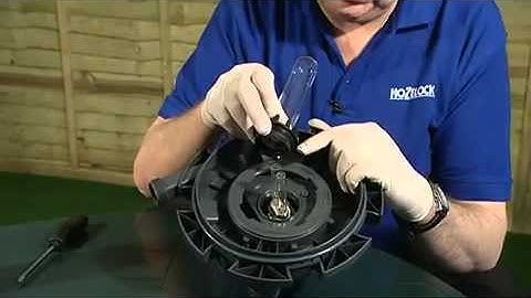 Changing a Hozelock Bioforce Bulb
