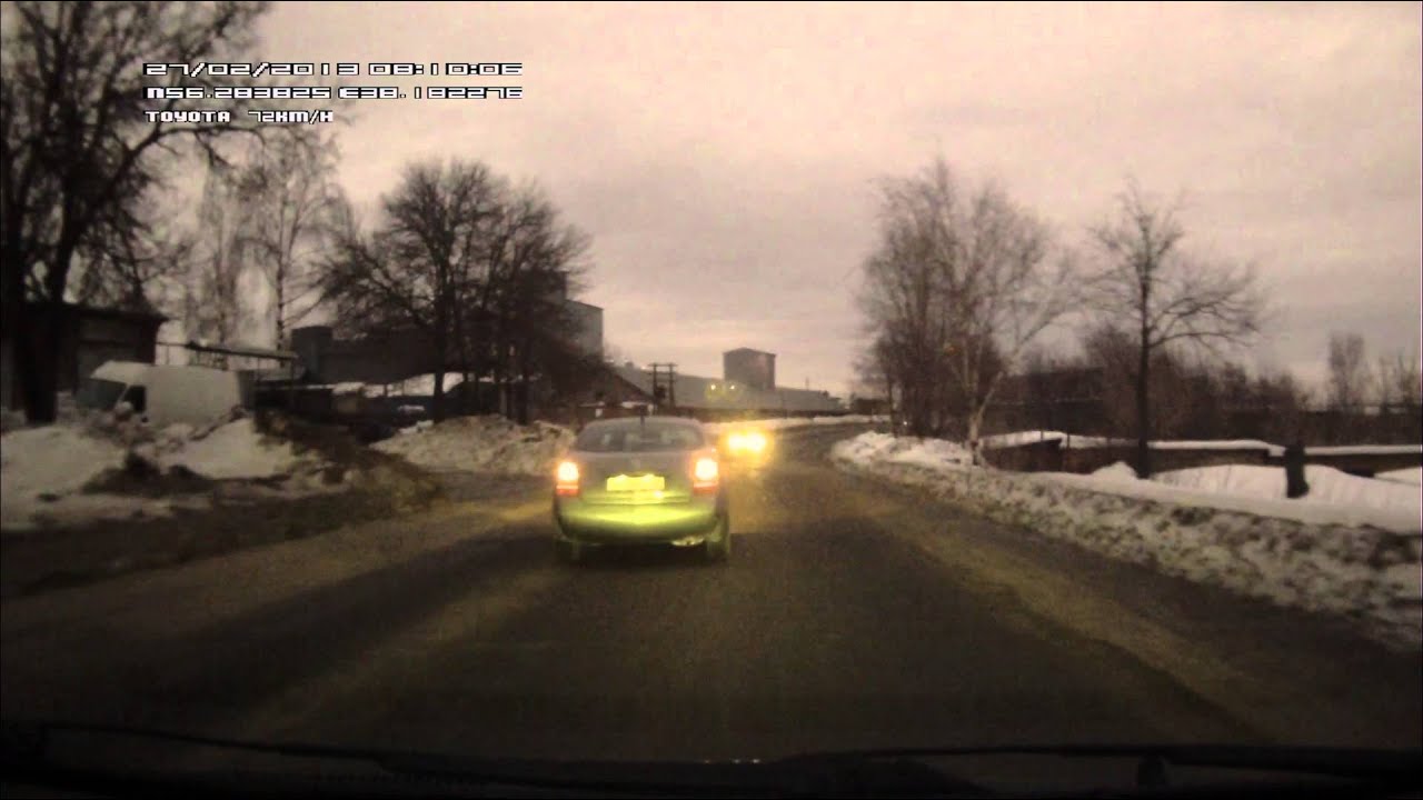 Не смотрит по сторонам - YouTube