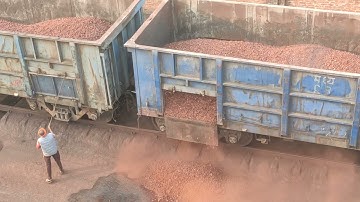 आयेरन माल गाड़ी से कैसे खाली होता है..Iron ore manulley unloading video...