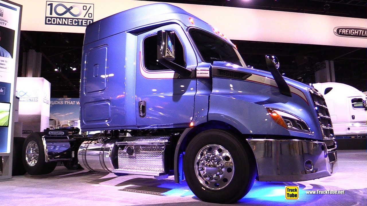 2018 Freightliner Cascadia 116 Bbc 60inch Mid Roof Sleeper Walkaround 2017 Nacv Show Atlanta