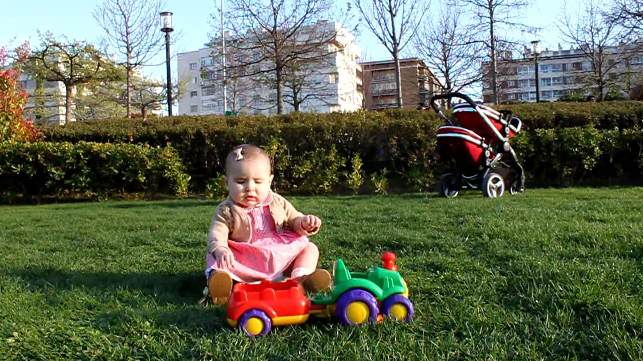 9 months-Standing up on her own mellizas berecoechea