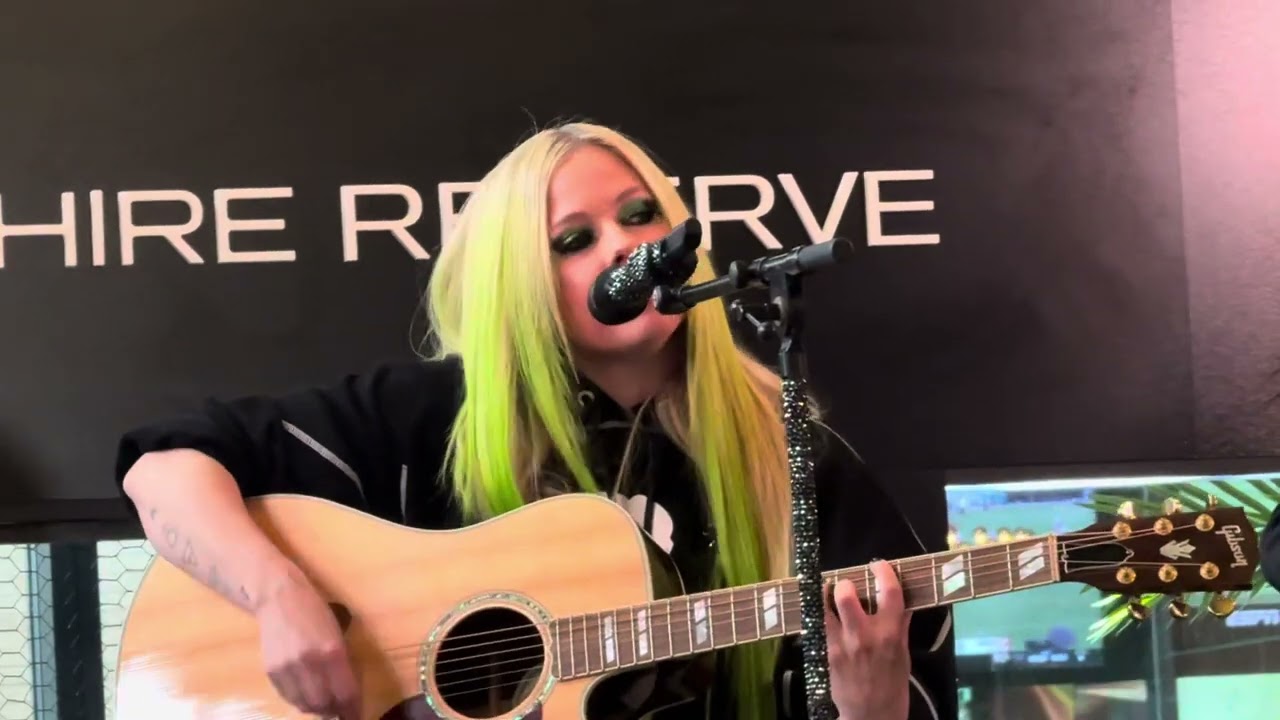 Avril Lavigne performs Girlfriend at Chase Sapphaire Event in Boston, Massachusetts on 5.24.25