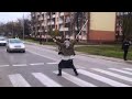 Babcia tańczy na ulicy. Nietypowa akcja policji