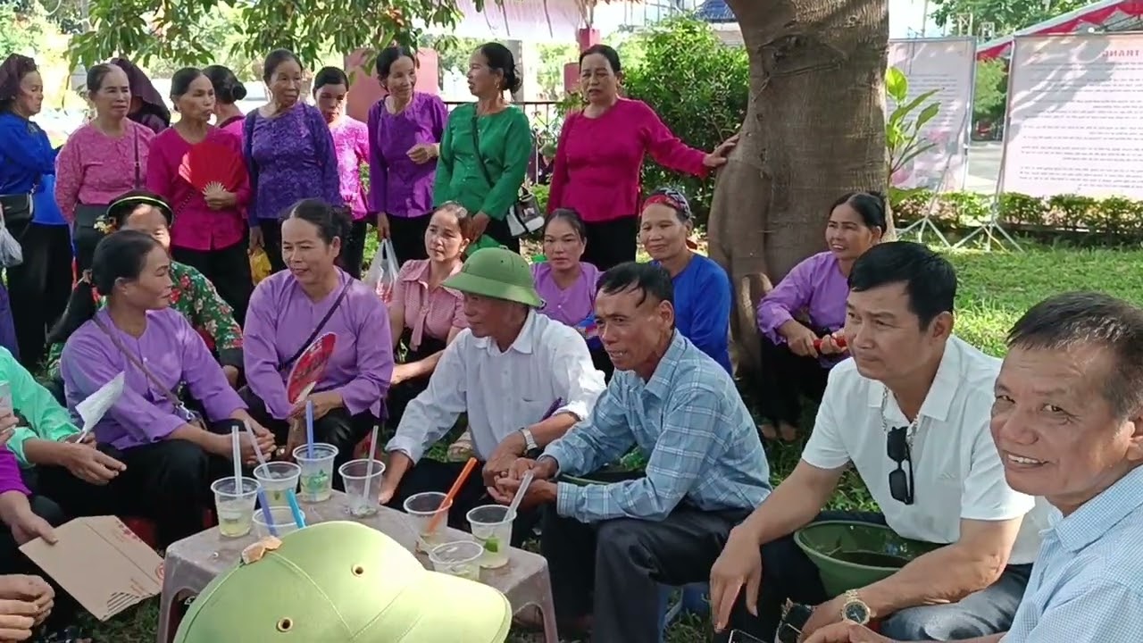 Câu hò Giao Duyên ngọt ngào với trang phục dân tộc nhiều màu sắc đi hội 