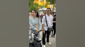 Vợ chồng Linh Tý Bích Trâm đứng đợi xe ra về tại tòa