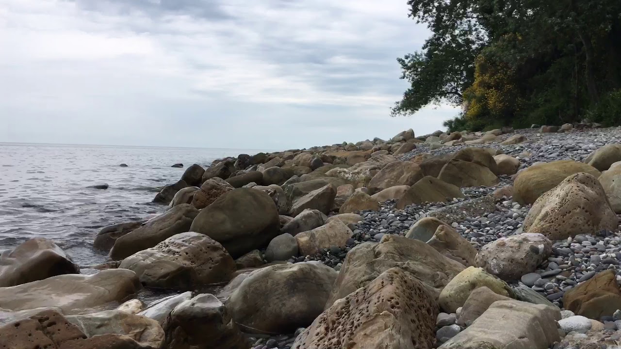 Бесплатное видео дикого пляжа. Мамайка дикий пляж. Пляж Мамайка Сочи. Дикий пляж в Мамайке Сочи. Пляж на Мамайке в Сочи.