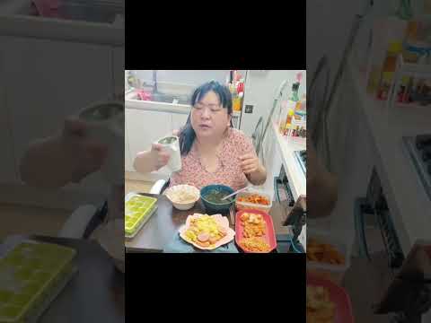복부인 소고기미역국 어묵볶음 콩나물무침 두부조림 소세지 <strong>김치제육볶음</strong> 먹방 긴영상은 화면에 제목플래이 누르시면됩니다 #shorts