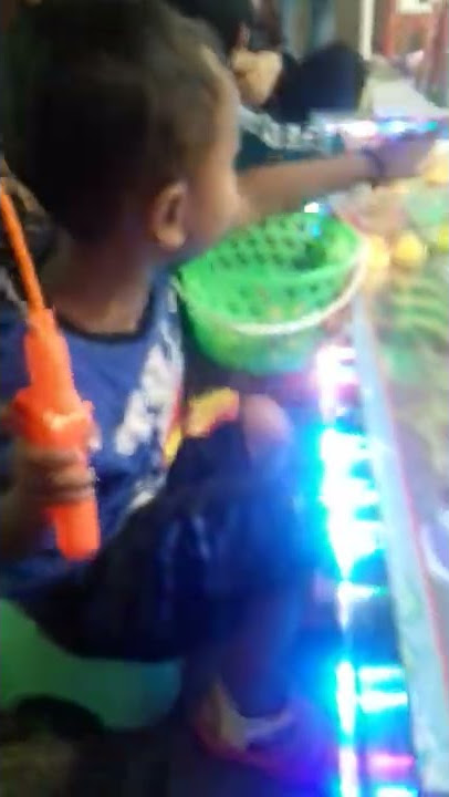 Mancing bebek bebekan bukan nya di pancing tapi malah di tangkep