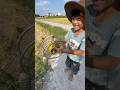 Cậu bé thả diều ra dây diều bị tuột tay bay cuộn dây đi đuổi theo rất hay..#patang #kite #layangan