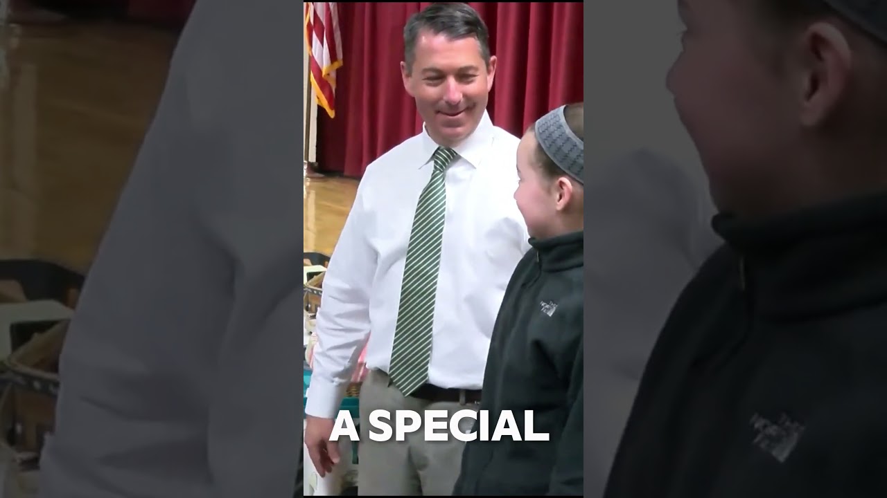 The soldier who completed his mission suddenly visited his sister at school 