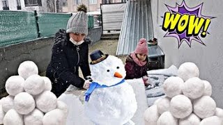 Derin ve Almina kartopu savaşı yaptılar, eve gitmeyi hiç istemediler. Eğlenceli Çocuk Videosu