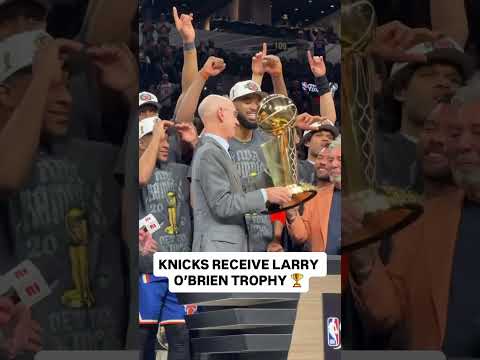 KNICKS RECIEVE LARRY O'BRIEN TROPHY 🏆