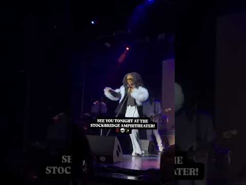 Rain or shine the show must go on 🌦️See you tonight! #karynwhite #stephaniemills #after7