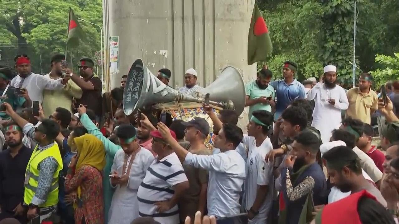 Students protest at high court in Dhaka demanding resignation of chief justice