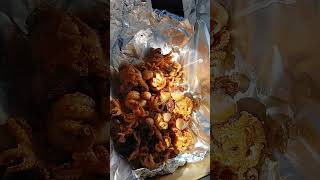 comiendo unos Rico pupos