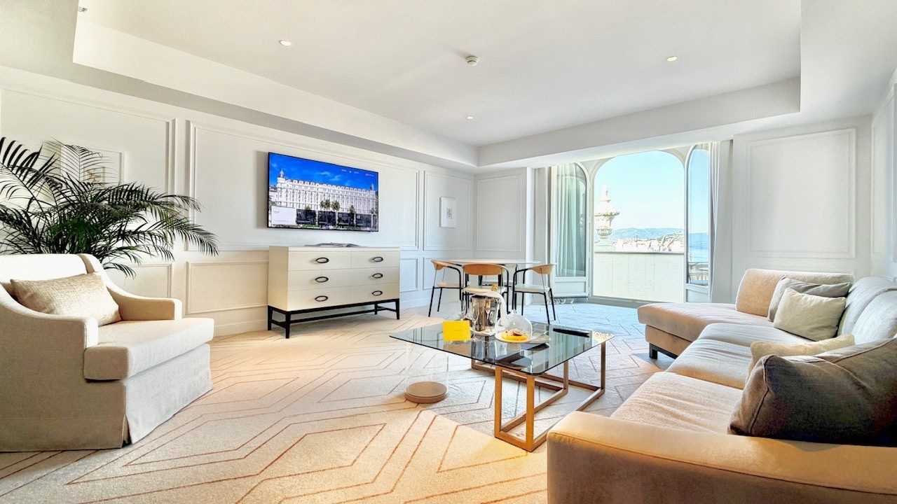 Carlton Cannes a Regent Hotel, 1 King Bed Suite - Partial Sea View