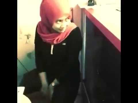 Gadis Melayu Bertudung Boleh Menari