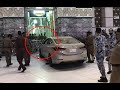 Un homme fonce sur la mosque alharam  la mecque 
