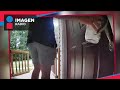 Hombre es atacado por una serpiente que colgaba en la puerta de su casa