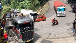 Bersikeras Menerobos, Minibus Dapat Karma di Tanjakan Sitinjau Lauik