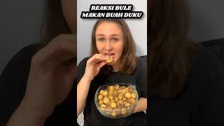 Reaction Of Foreign People Eating Langsu Fruit For The First Time In Indonesia